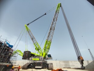 施工现场的大型起重吊车