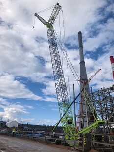 施工现场的大型起重机