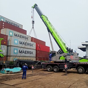 起重机吊运集装箱场景
