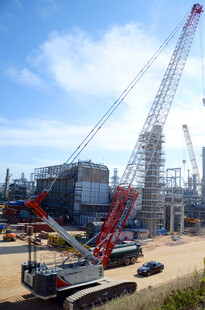 工地起重机作业场景