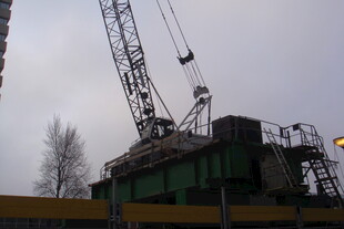 施工现场的大型起重设备