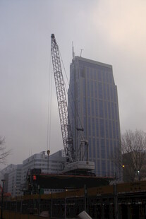 城市建筑工地的塔式起重机