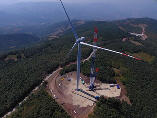 山顶风力发电机俯瞰景象