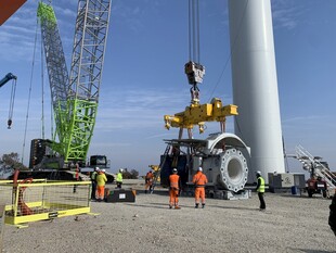 风力发电机安装现场
