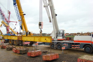 工地多台起重机与运输车辆