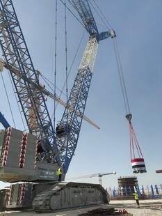 施工现场的大型起重设备