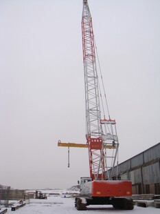 雪地中的履带式起重机