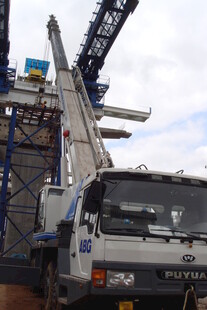 港口重型卡车与吊装设备