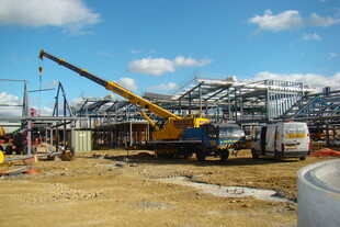 工地吊车作业场景