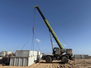 工地吊车作业场景