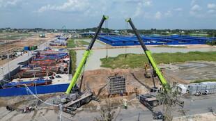 施工现场的大型机械设备