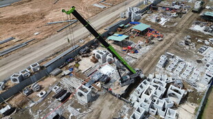 施工现场的大型起重机