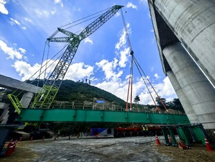 桥梁施工中的大型起重机