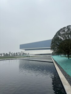 现代建筑旁的平静水域