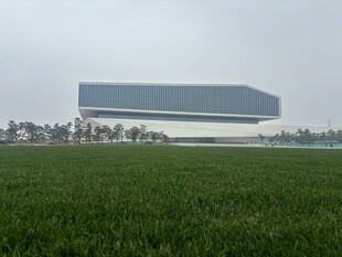 田野中的现代风格建筑