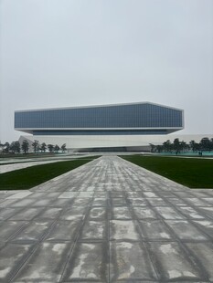 现代建筑前的宽阔砖石步道