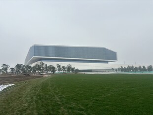 田野上的现代大型建筑物