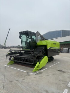 绿色大型联合收割机