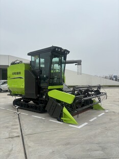 绿色农业收割机外观展示