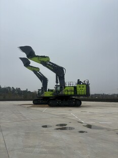 双臂挖掘机停于空旷场地