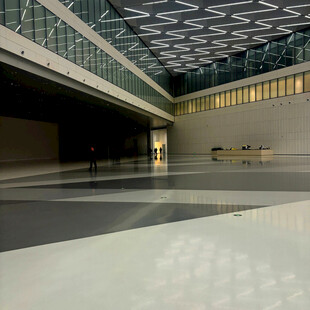 现代空旷室内建筑空间