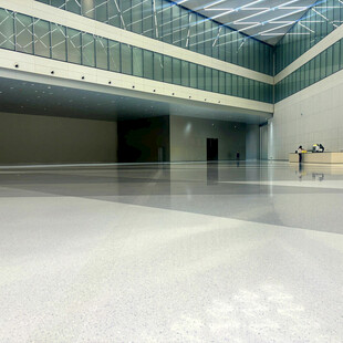 现代空旷室内建筑空间