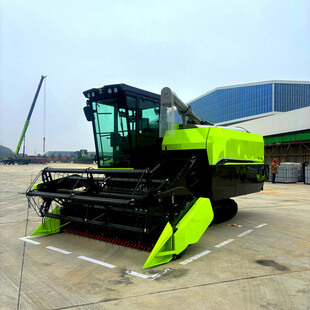 绿色履带式农业收割机