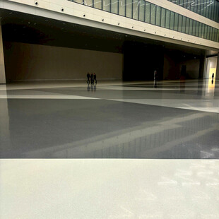 空旷地下空间的光滑地面