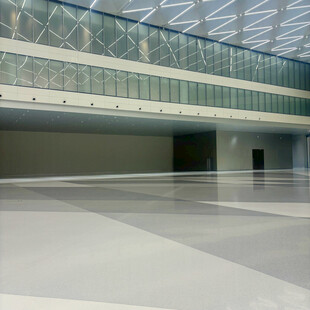 空旷现代化室内建筑空间