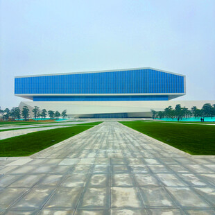 现代建筑前的开阔砖石步道