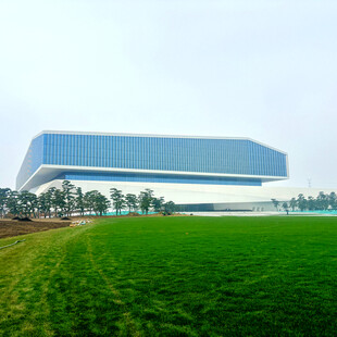 田野旁的现代大型建筑