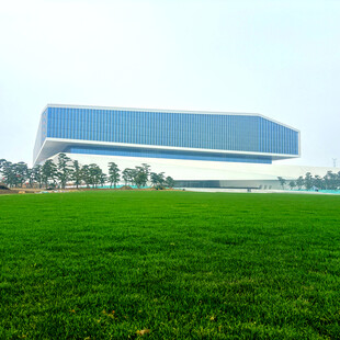 田野上的现代蓝色建筑