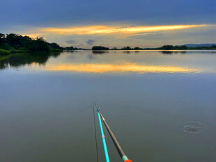 湖畔垂钓赏绝美黄昏景色