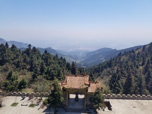 山间古建 远眺壮丽山景