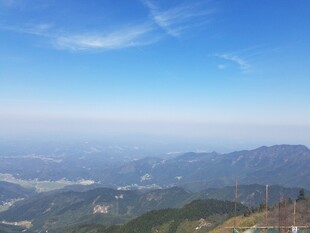 俯瞰壮丽山峦与蓝天美景