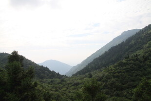 青山翠谷间的自然景致
