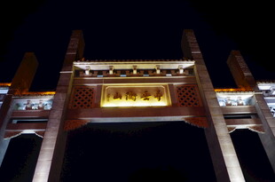 夜晚中式牌坊夜景
