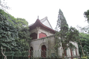 中式古建筑隐于葱郁林间