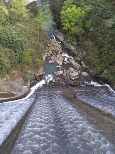 山间蜿蜒水路 自然景致