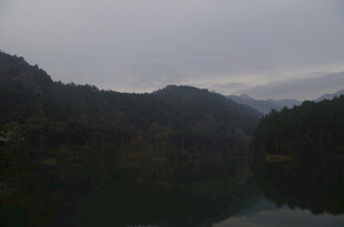 山间静谧湖水景色