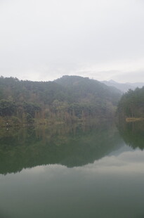 宁静山水湖景倒影画面