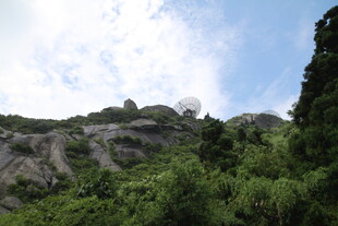 山间绿意与远处建筑景观