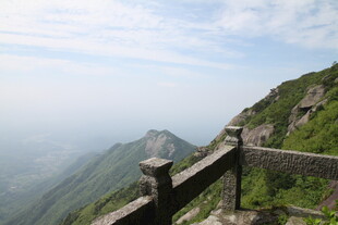山间观景台俯瞰壮丽山景