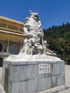 寺庙前的精美石雕神像
