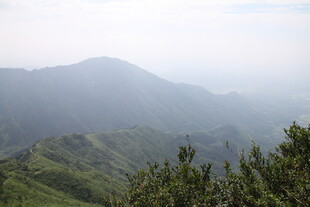 山峦叠翠间的自然景致