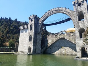 宏伟石桥横跨绿水
