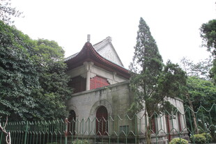 绿荫环绕的古朴中式建筑
