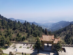 山间古亭 远眺秀丽风光