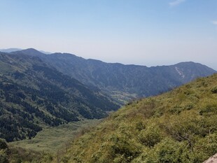 青山连绵的壮阔山间景色