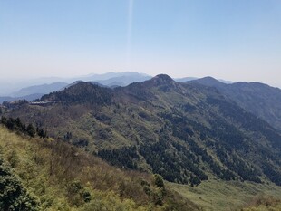 山峦叠翠的壮美自然风光